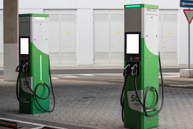IDP31-150 HB Touch Monitor Charges Up Outdoor EV Kiosks